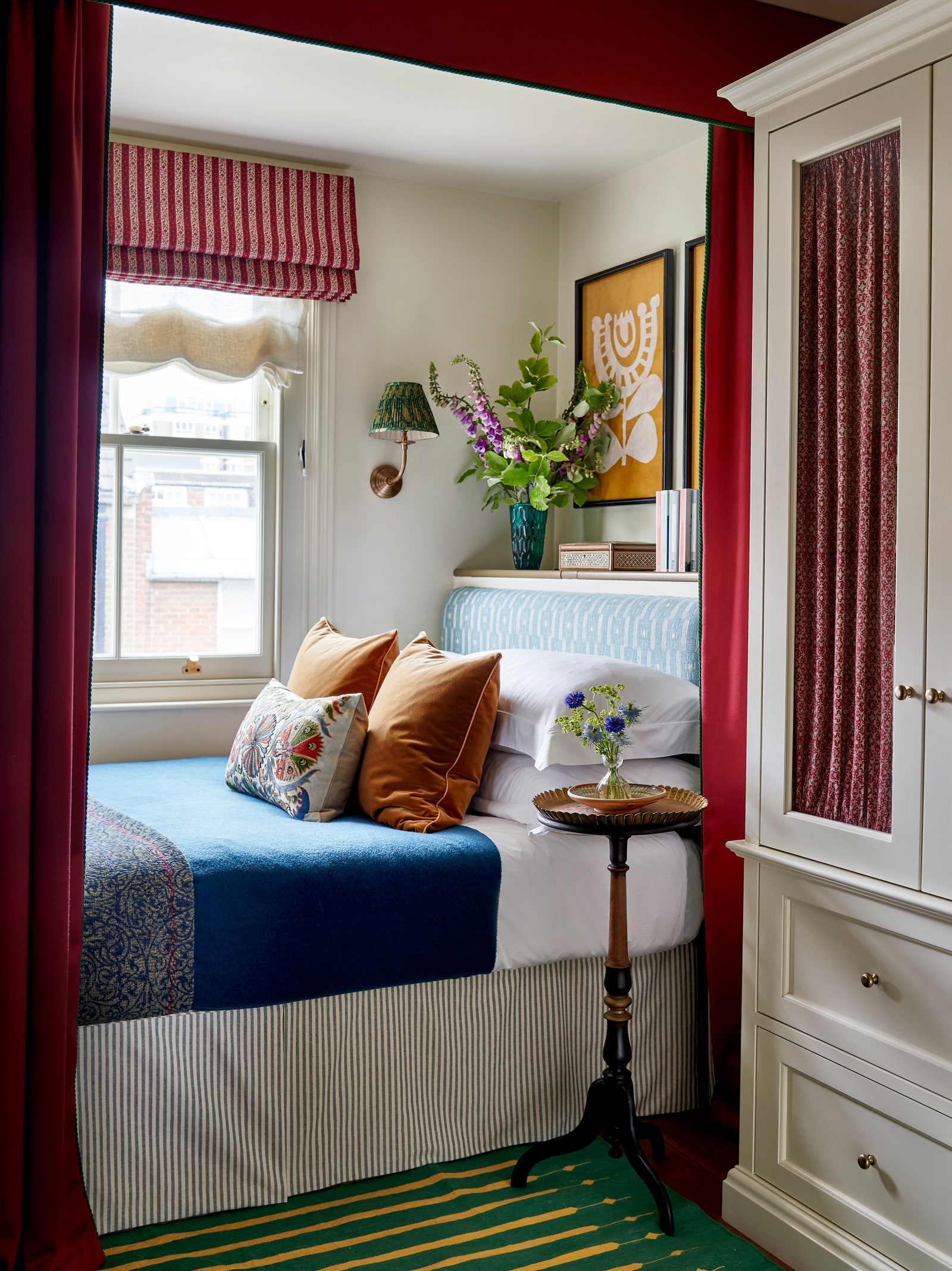 The Ultimate List of Bedroom Decor Hacks for Small Spaces