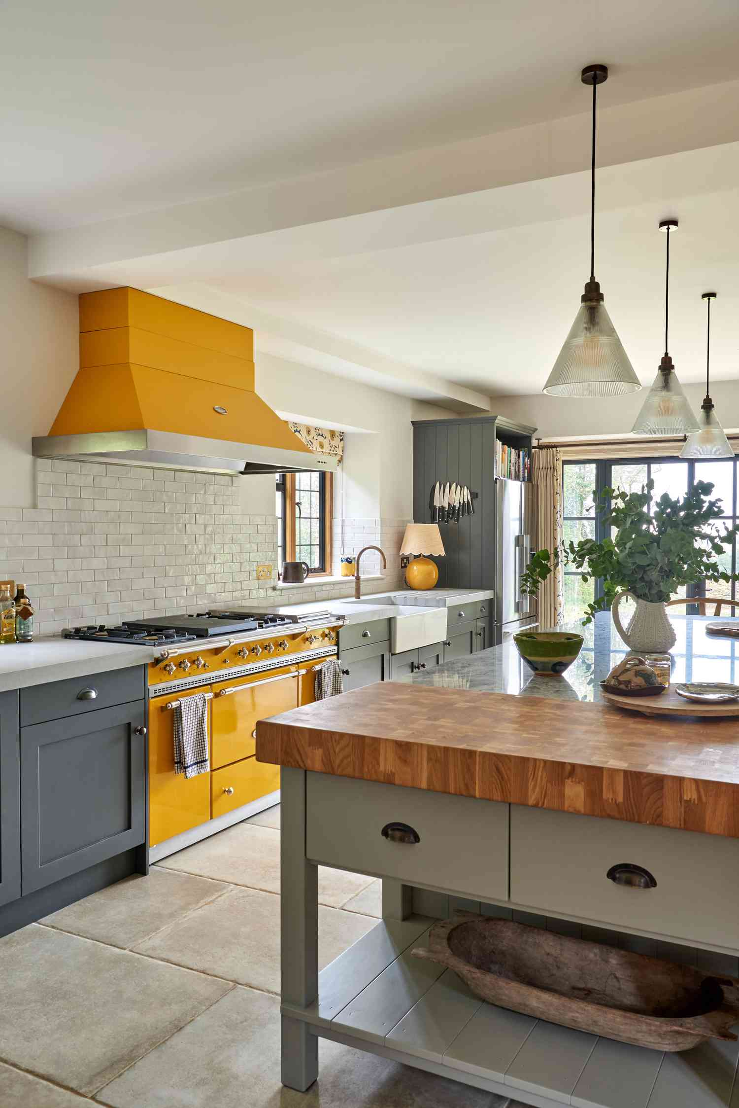 Choosing the Right Appliances for a Yellow-Themed Kitchen
