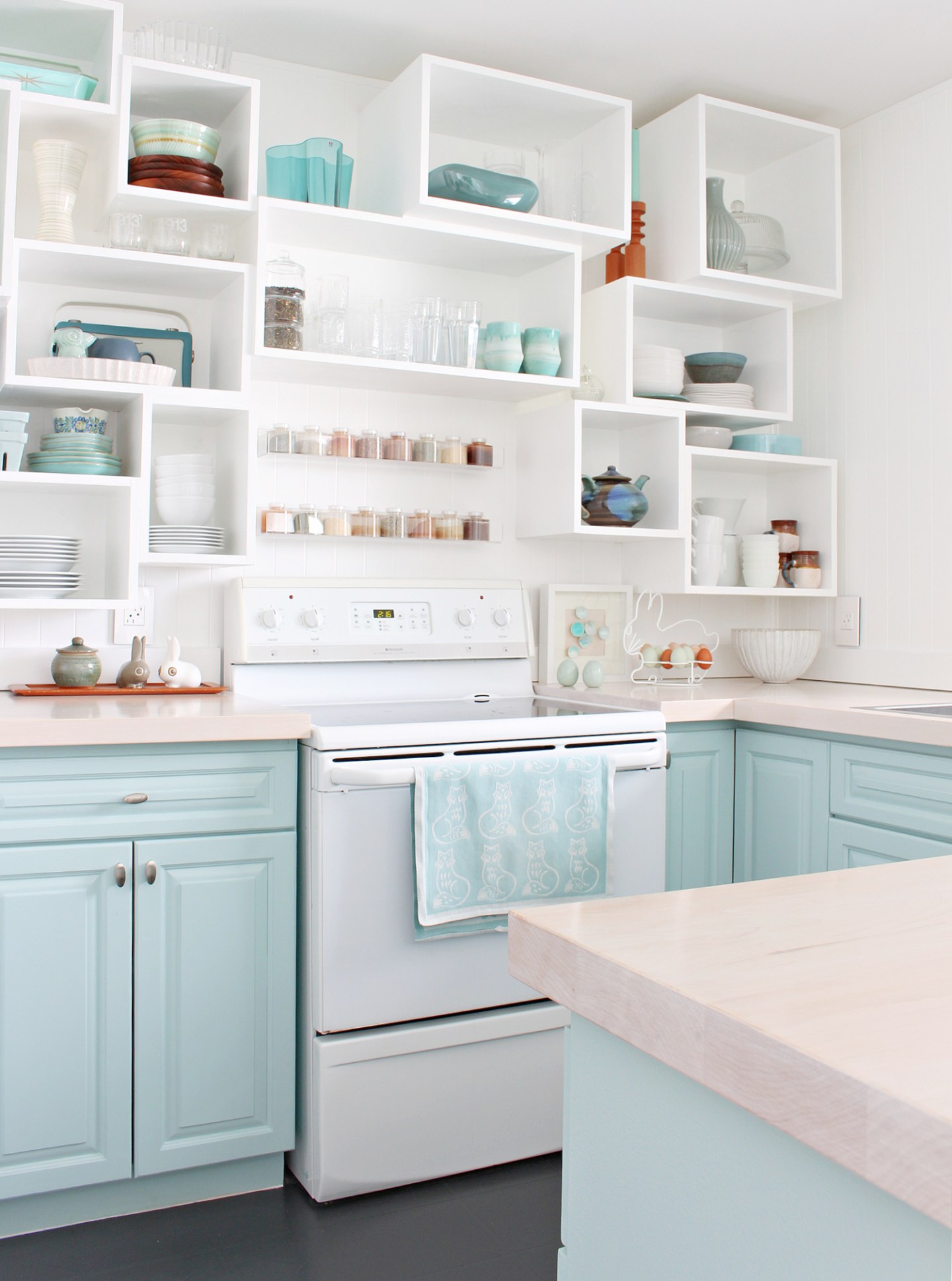 Open Shelving Vs. Closed Cabinets in Small Kitchens